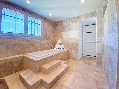 Contemporary Detached House with Swimming Pool