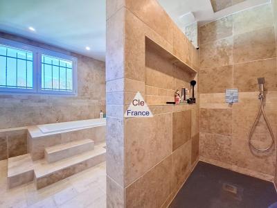 Contemporary Detached House with Swimming Pool