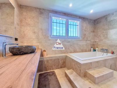 Contemporary Detached House with Swimming Pool