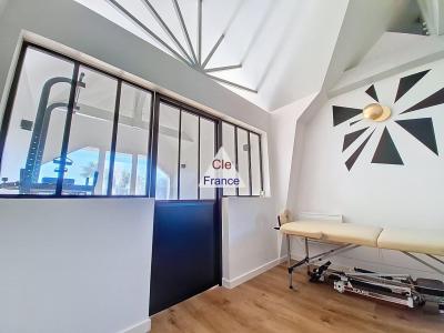 Contemporary Detached House with Swimming Pool