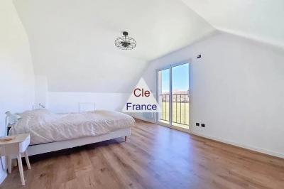 Contemporary Detached House with Swimming Pool