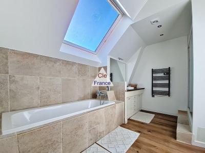 Contemporary Detached House with Swimming Pool