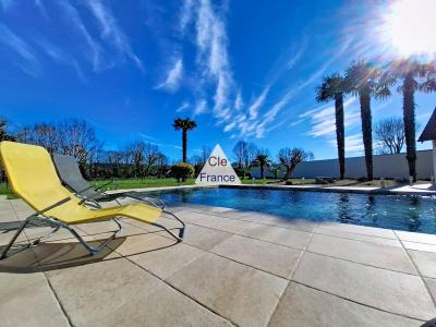 Contemporary Detached House with Swimming Pool