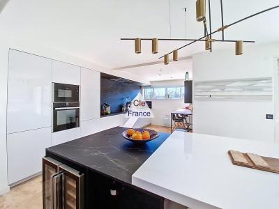 Contemporary Detached House with Swimming Pool