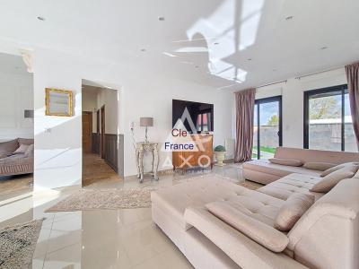 Detached House with Landscaped Garden