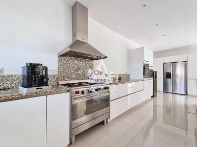 Detached House with Landscaped Garden