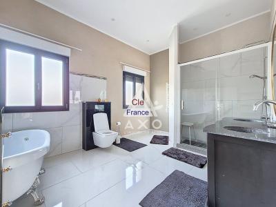 Detached House with Landscaped Garden