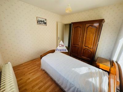 Detached House with Garden and Garage