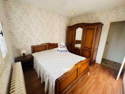 Detached House with Garden and Garage