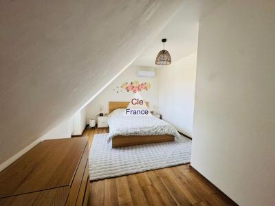 Contemporary Detached House with Landscaped Garden