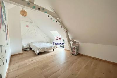 Detached House with Pool in Landscaped Garden