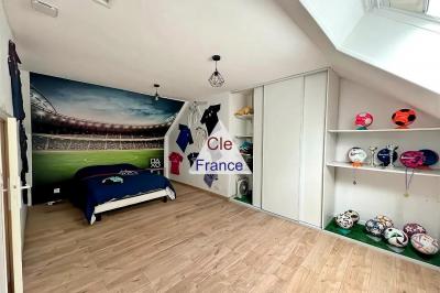 Detached House with Pool in Landscaped Garden