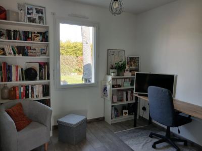 Modern Detached House with Garden