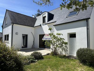 Beautiful Detached House with Landscaped Garden