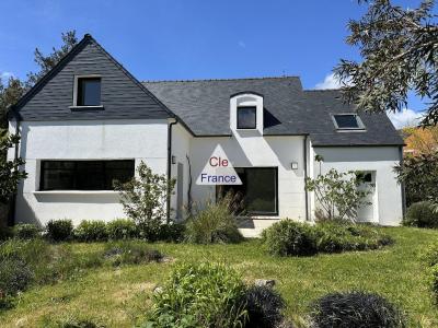 Beautiful Detached House with Landscaped Garden