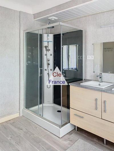 Detached House with Swimming Pool in Garden