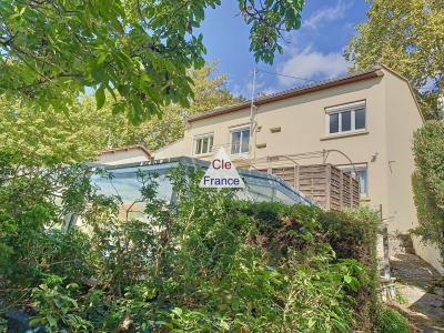 Detached House with Swimming Pool in Garden
