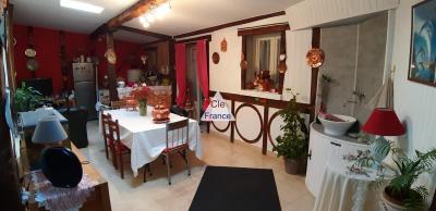 Detached House with Garden and Garage Outbuilding