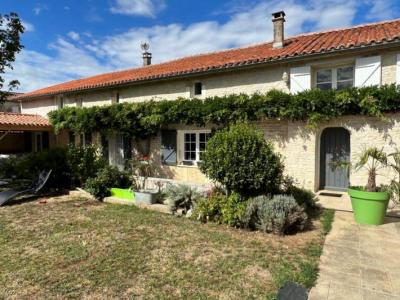 Beautiful Detached House with Private Courtyard Gardens