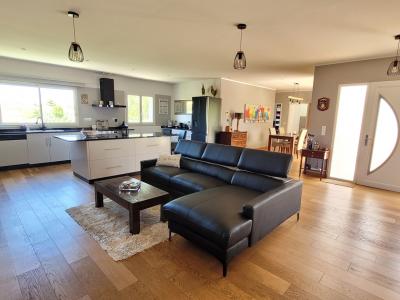 Immaculate Villa with Independent Guest Gite and Pool