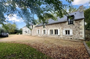 Detached House with Pool in Landscaped Garden