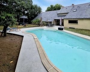 Detached House with Pool in Landscaped Garden