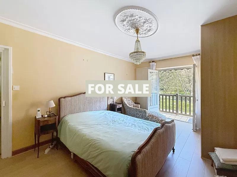 Detached Country House with Landscaped Garden