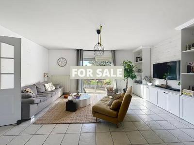 Detached House with Landscaped Garden Close to the Coast