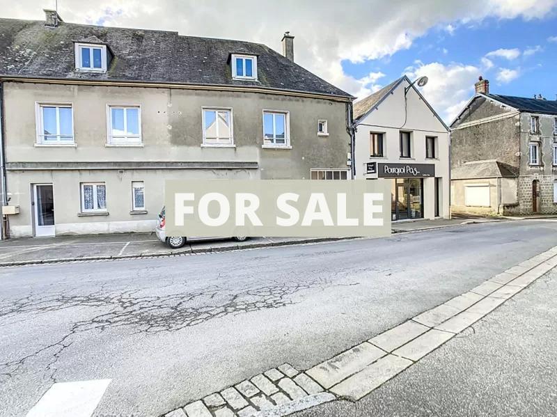 Main Photo of a 6 bedroom  Town House for sale
