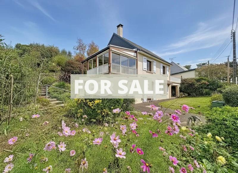 Detached House with Garden Close to the Coast