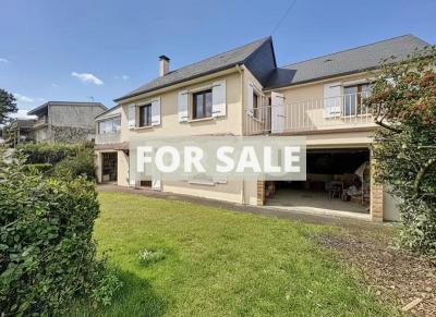 Detached House with Garden Close to the Coast