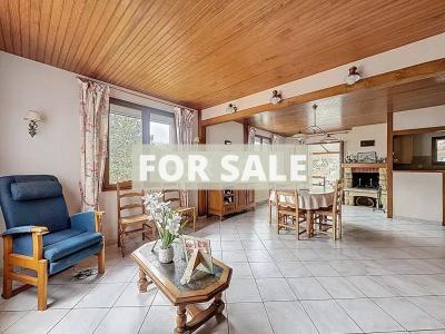 Detached House with Garden Close to the Coast