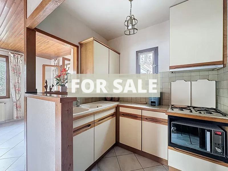 Detached House with Garden Close to the Coast