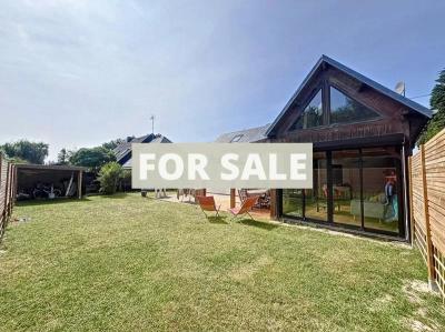 Detached House with Garden by the Coast