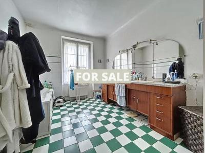 Manor House Style Property with Landscaped Gardens