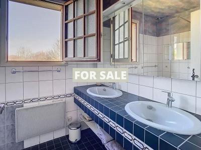 Detached House with Conservatory and Large Garden