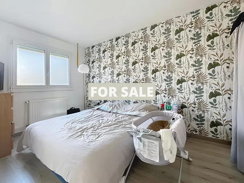 Modern Detached House with Garden