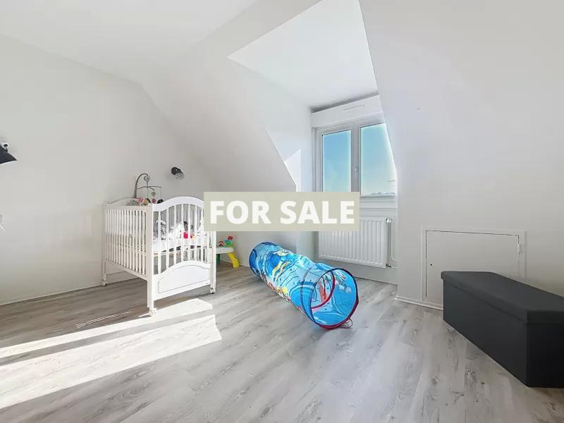 Modern Detached House with Garden