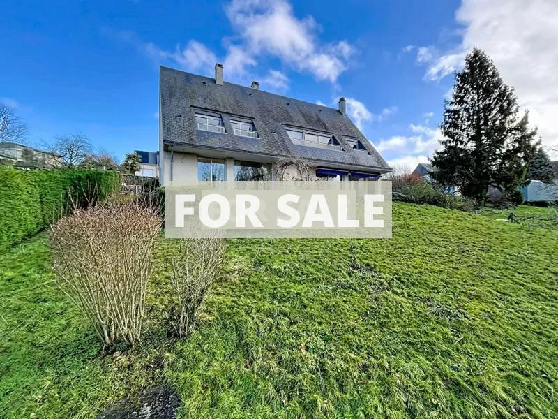 Detached House with Garden and Open Countryside View