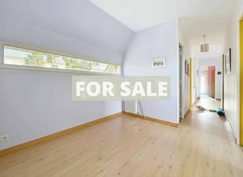 Detached House with Garden and Open Countryside View