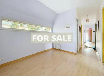 Detached House with Garden and Open Countryside View