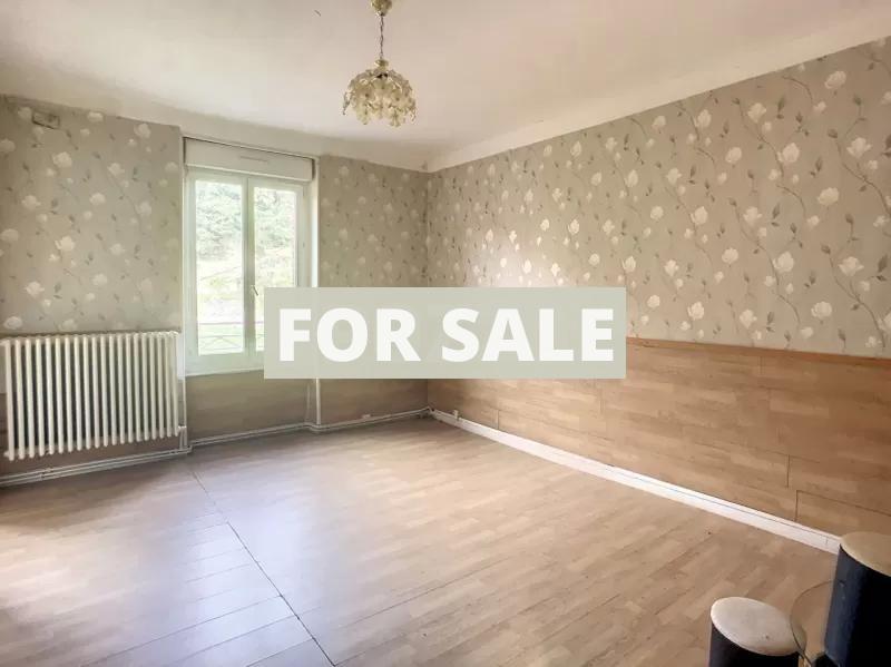 Detached House with Garden to Improve