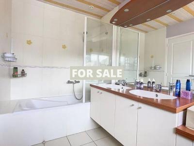 Single Storey Detached Villa With Garden