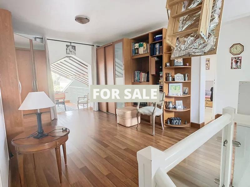 Single Storey Detached Villa With Garden