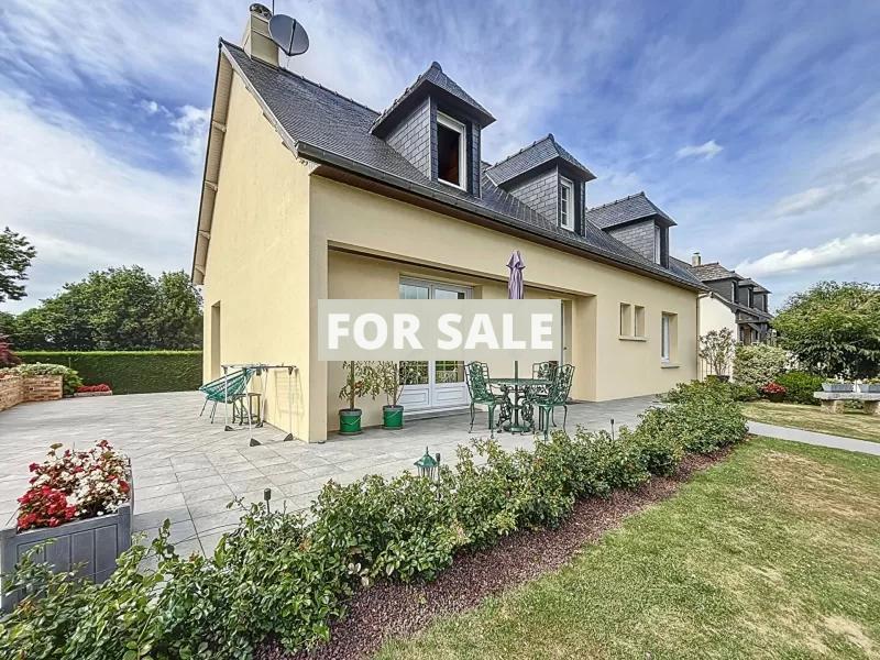 Beautiful Detached House with Landscaped Garden