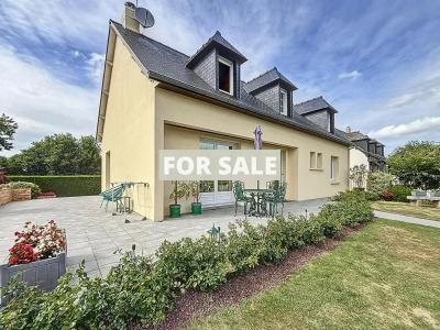 Beautiful Detached House with Landscaped Garden