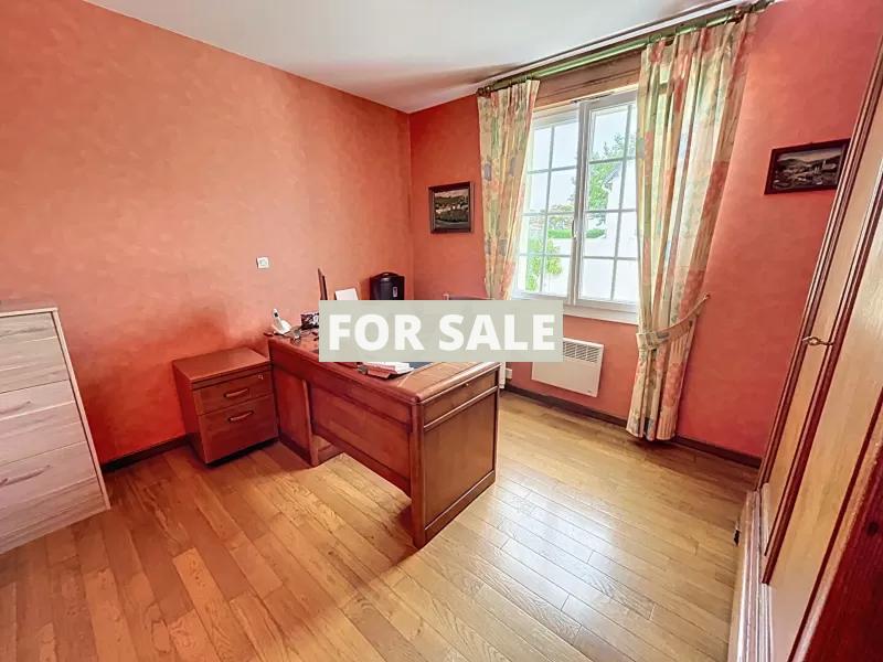 Beautiful Detached House with Landscaped Garden