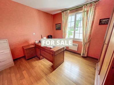 Beautiful Detached House with Landscaped Garden