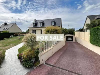 Beautiful Detached House with Landscaped Garden