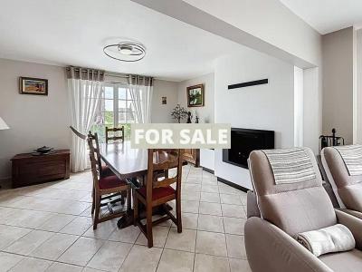 Beautiful Detached House with Landscaped Garden